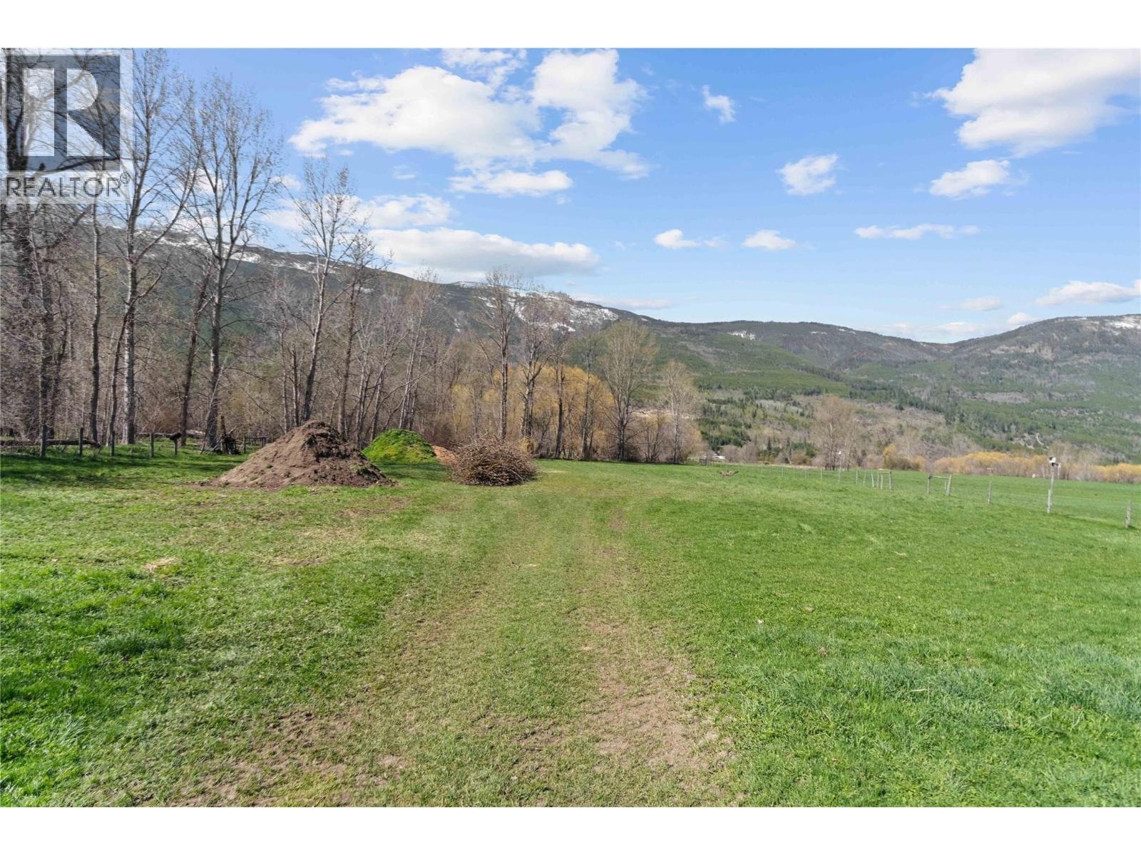  152 Salmon River Road, Salmon Arm