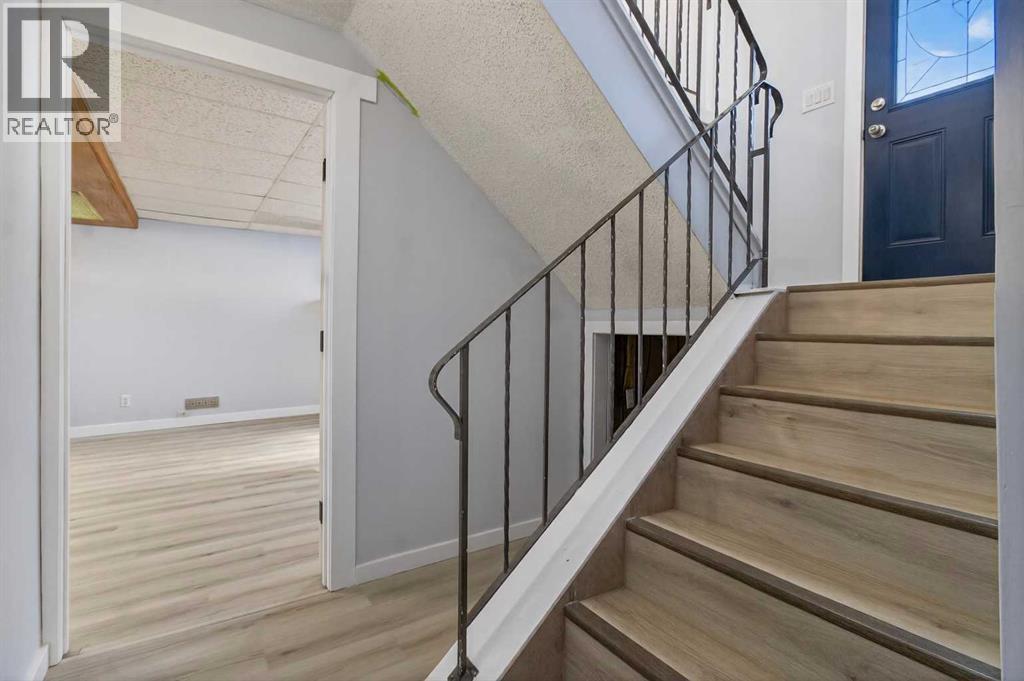 Single Family House Bi-level for Sale in  Pinecliff Way NE Pineridge Calgary 