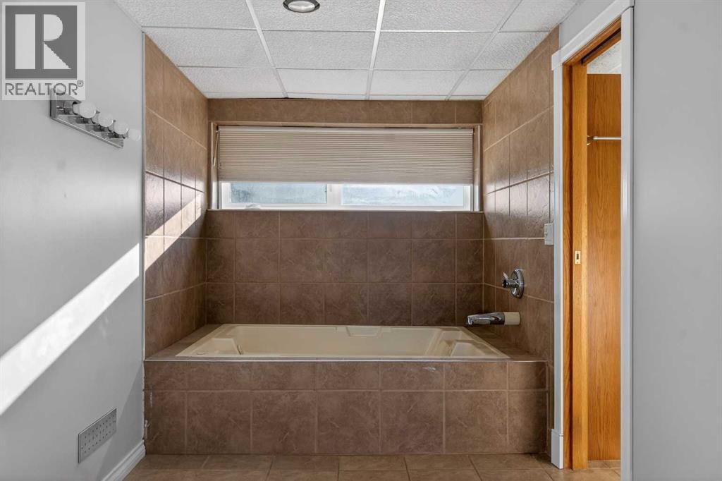 Single Family House Bi-level for Sale in  Pinecliff Way NE Pineridge Calgary 