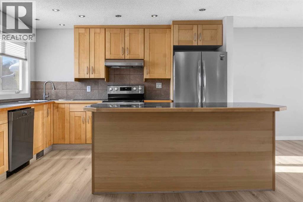 Single Family House Bi-level for Sale in  Pinecliff Way NE Pineridge Calgary 