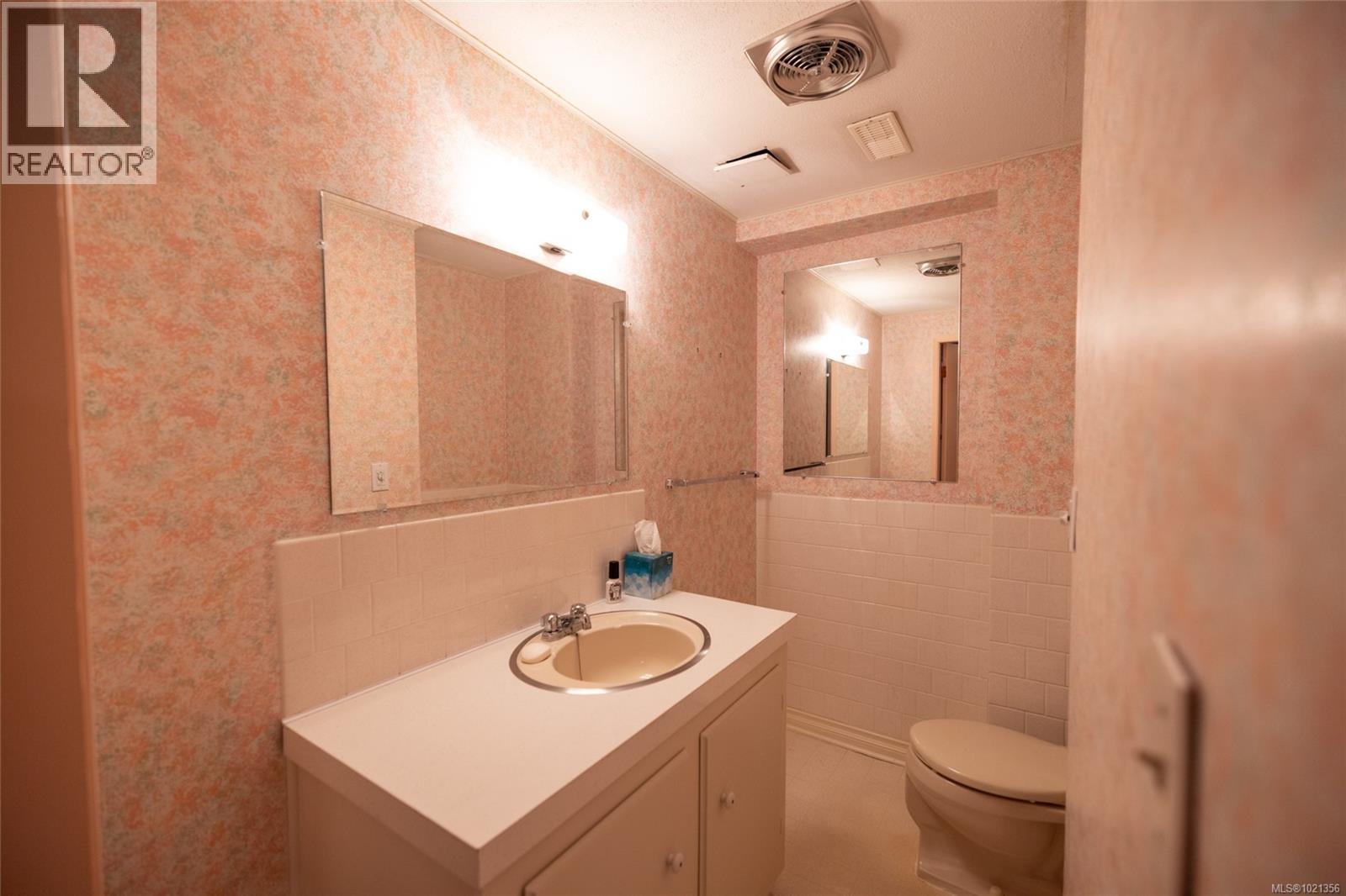 7445 Thunderbird Way, Port Hardy