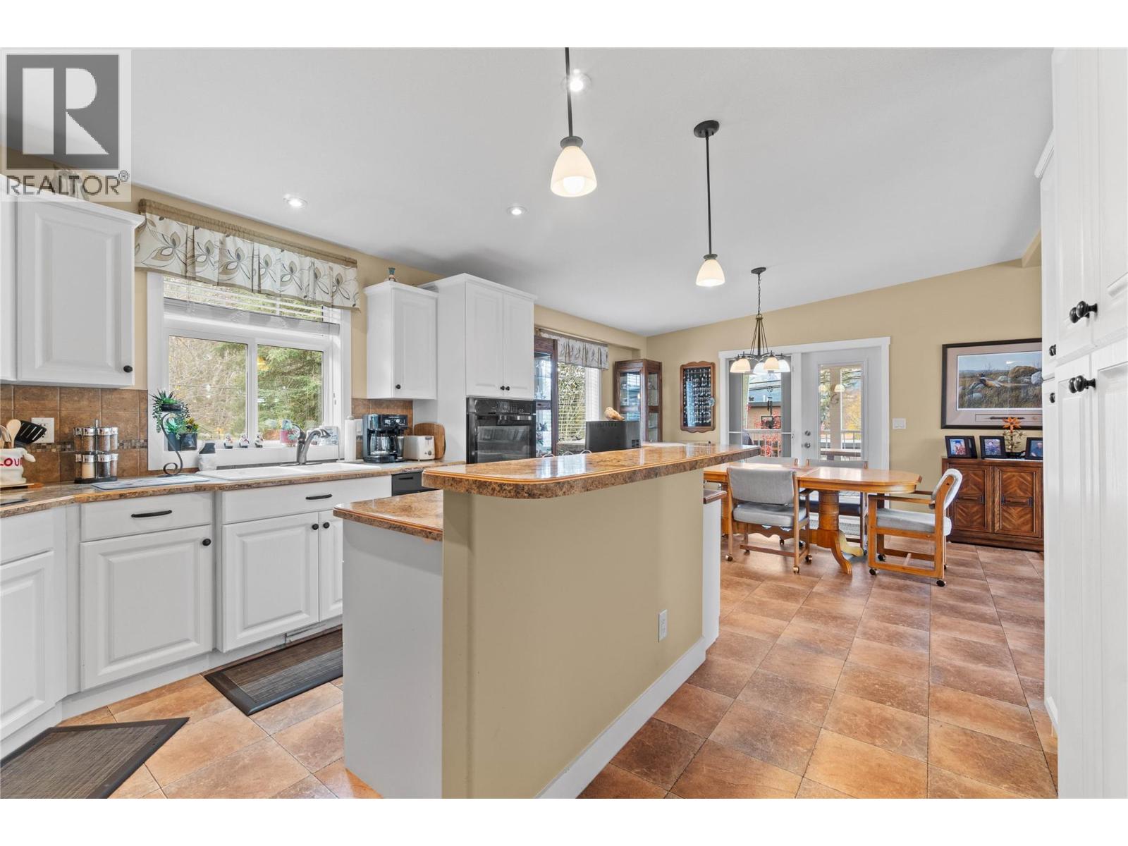  350 & 370 10 Street Southeast, Salmon Arm