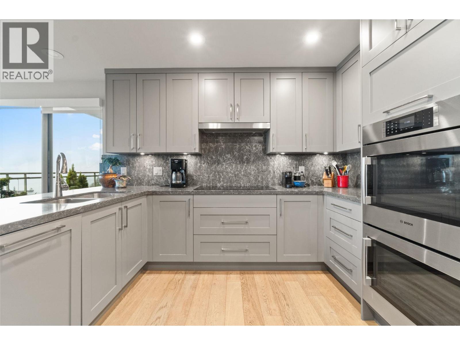 201 3105 DEER RIDGE DRIVE, West Vancouver