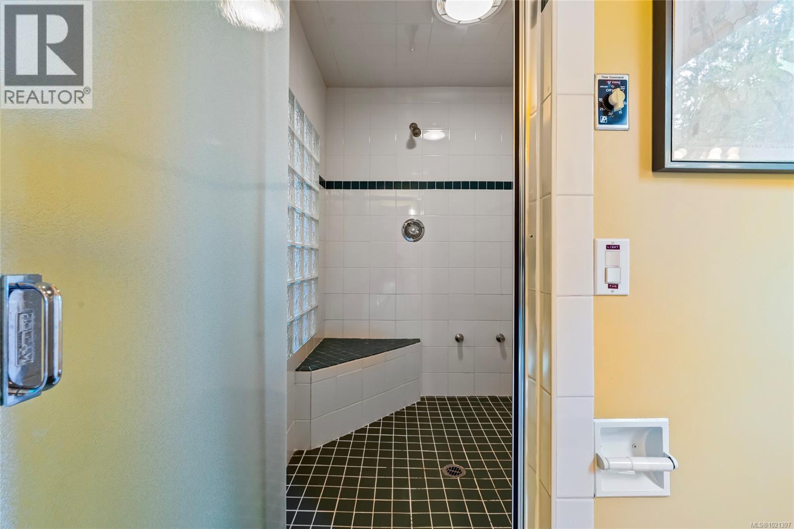  1575 Dean Park Road, North Saanich