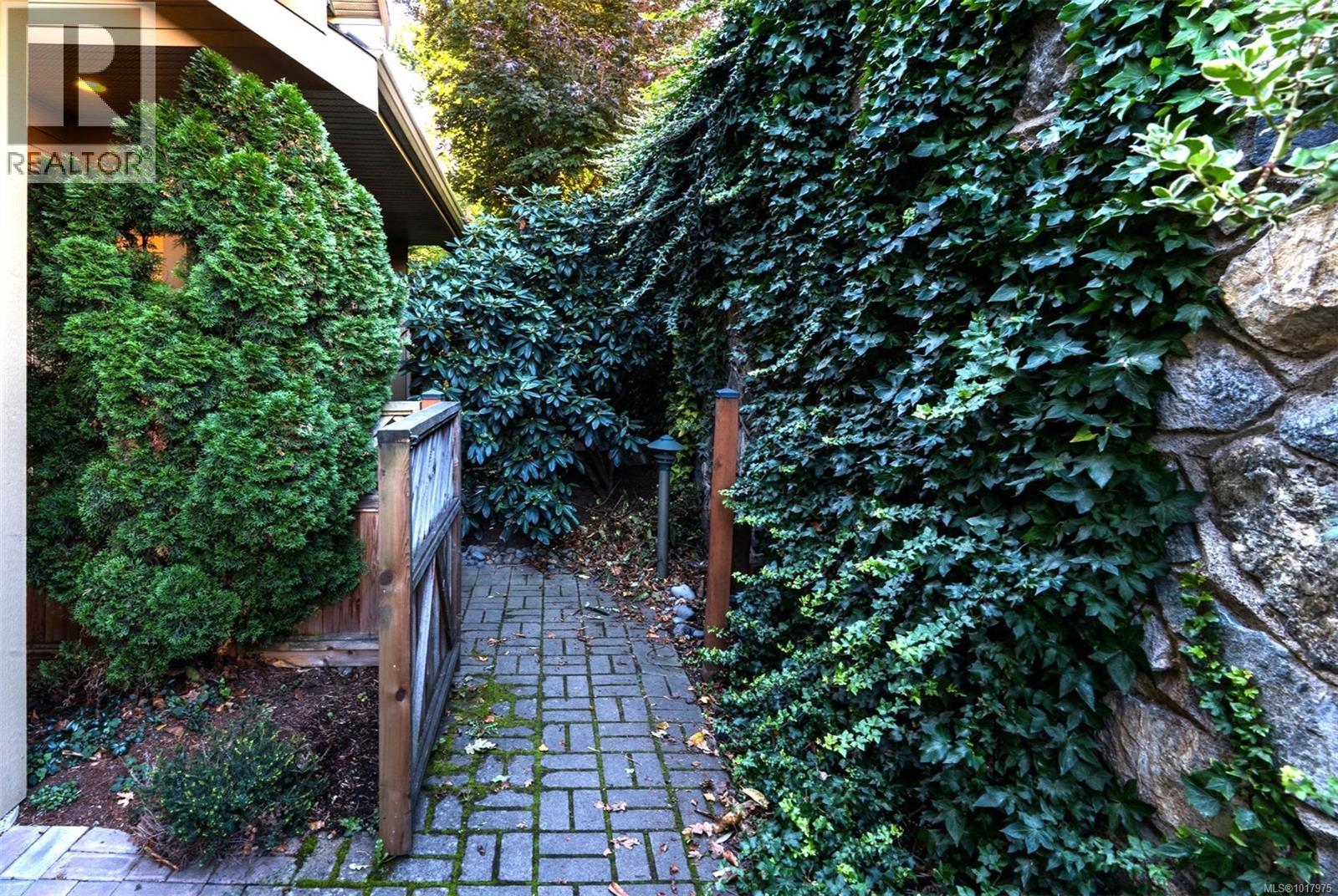 3 1405 Mallek Crescent, Victoria