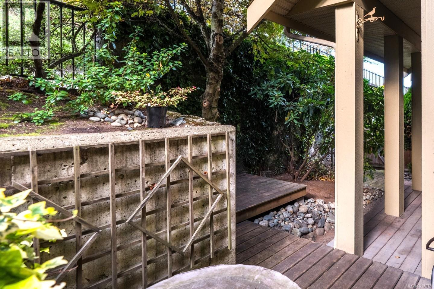 3 1405 Mallek Crescent, Victoria