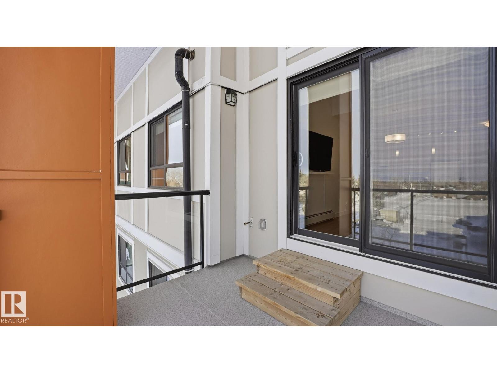 #401 17 COLUMBIA AVENUE W, Devon