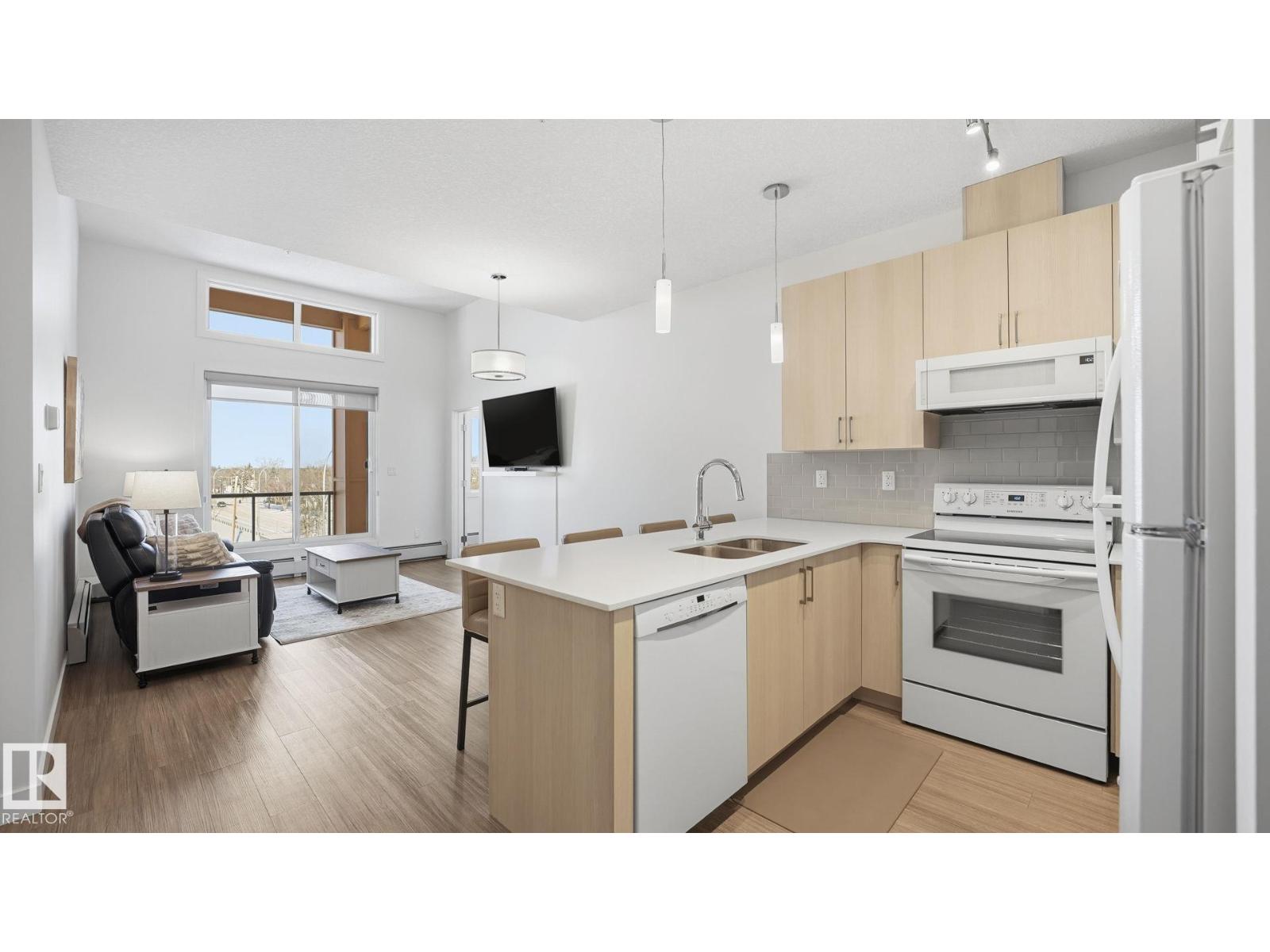 #401 17 COLUMBIA AVENUE W, Devon