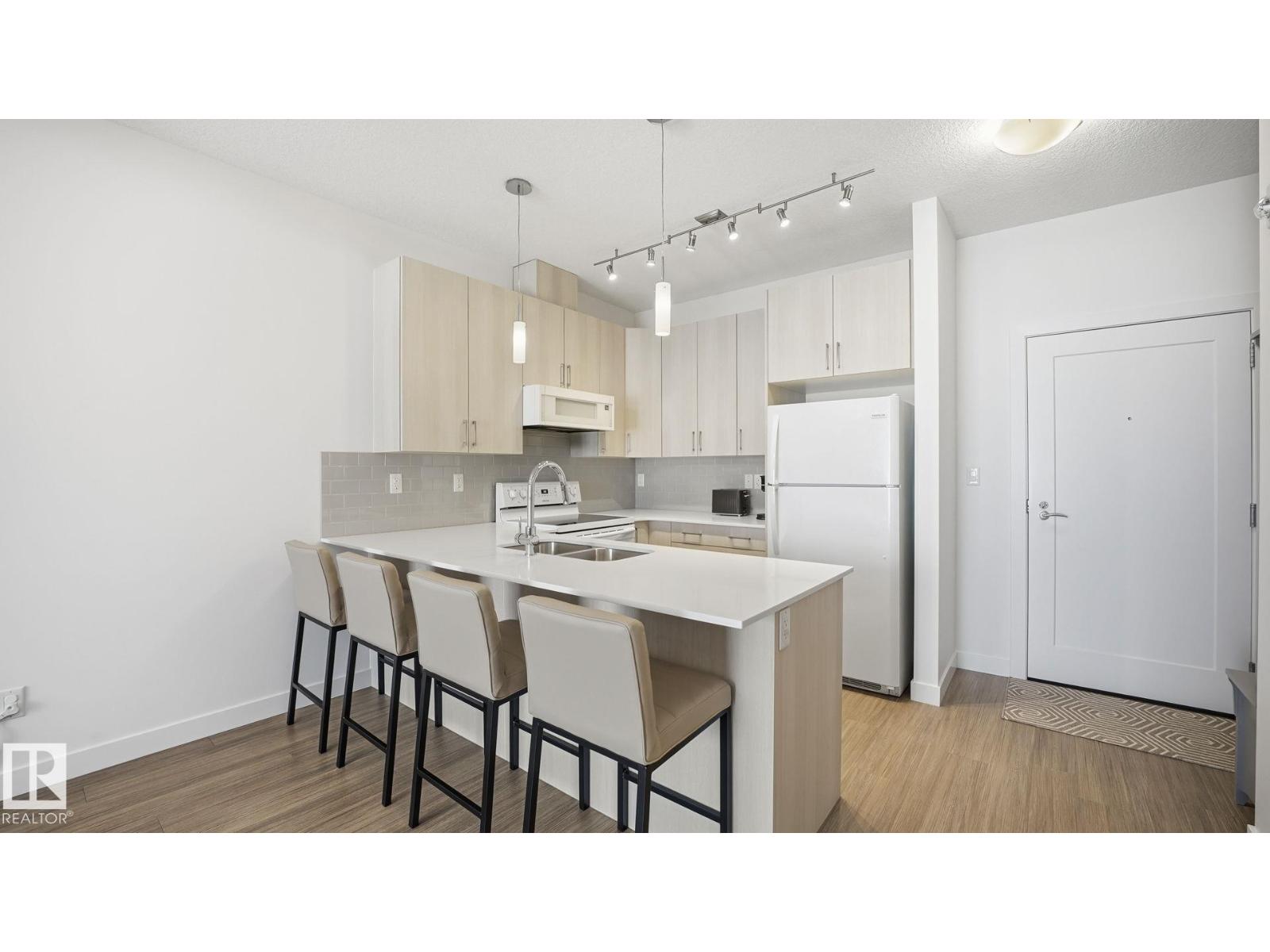 #401 17 COLUMBIA AVENUE W, Devon