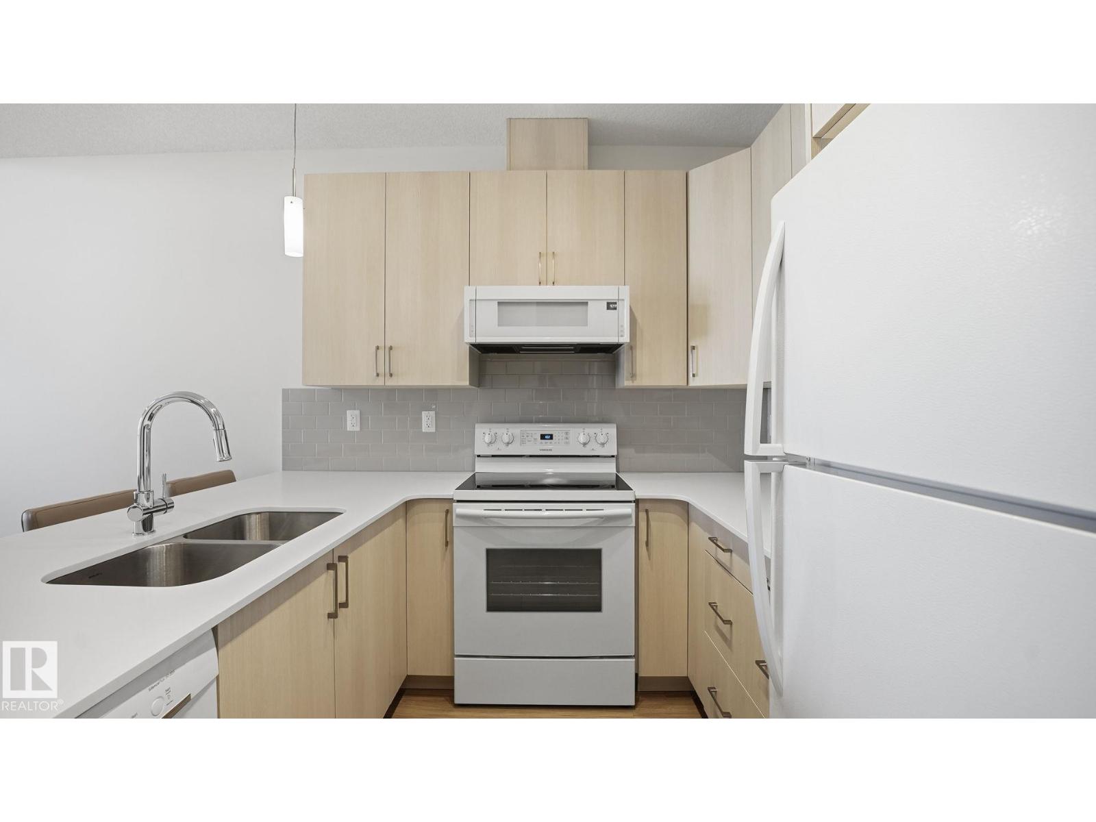 #401 17 COLUMBIA AVENUE W, Devon