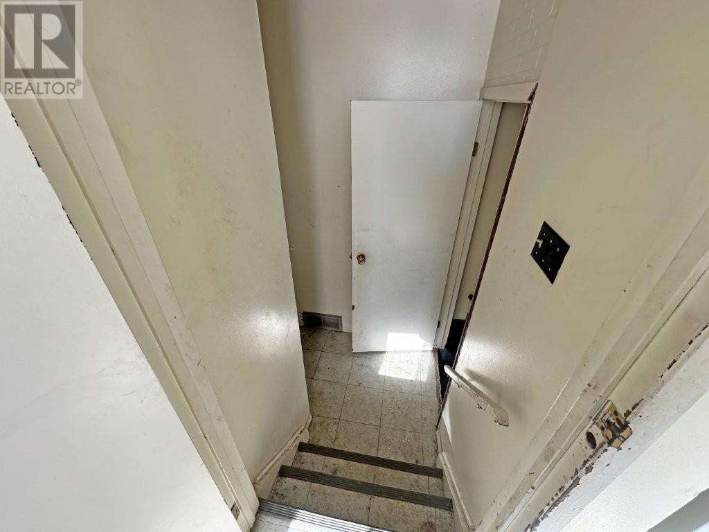 124 HIGHLAND CRESCENT - 27