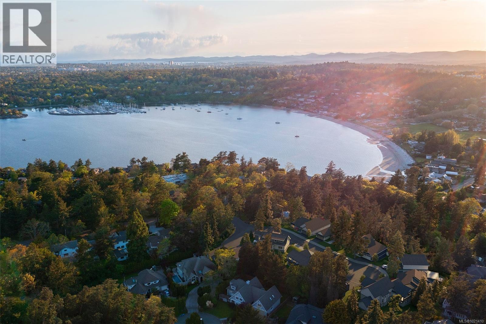  3914 Woodlands Place, Saanich