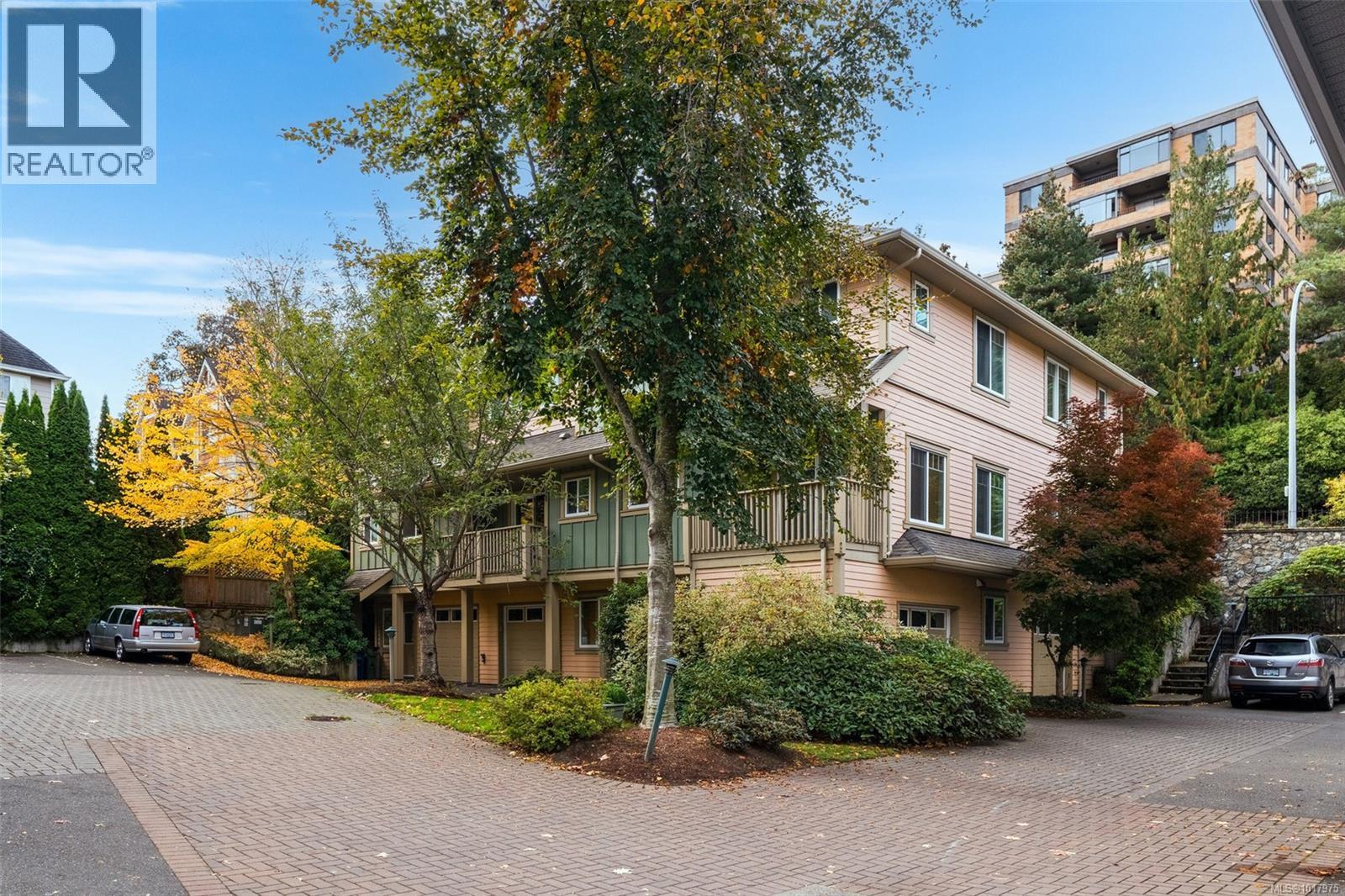 3 1405 Mallek Crescent, Victoria