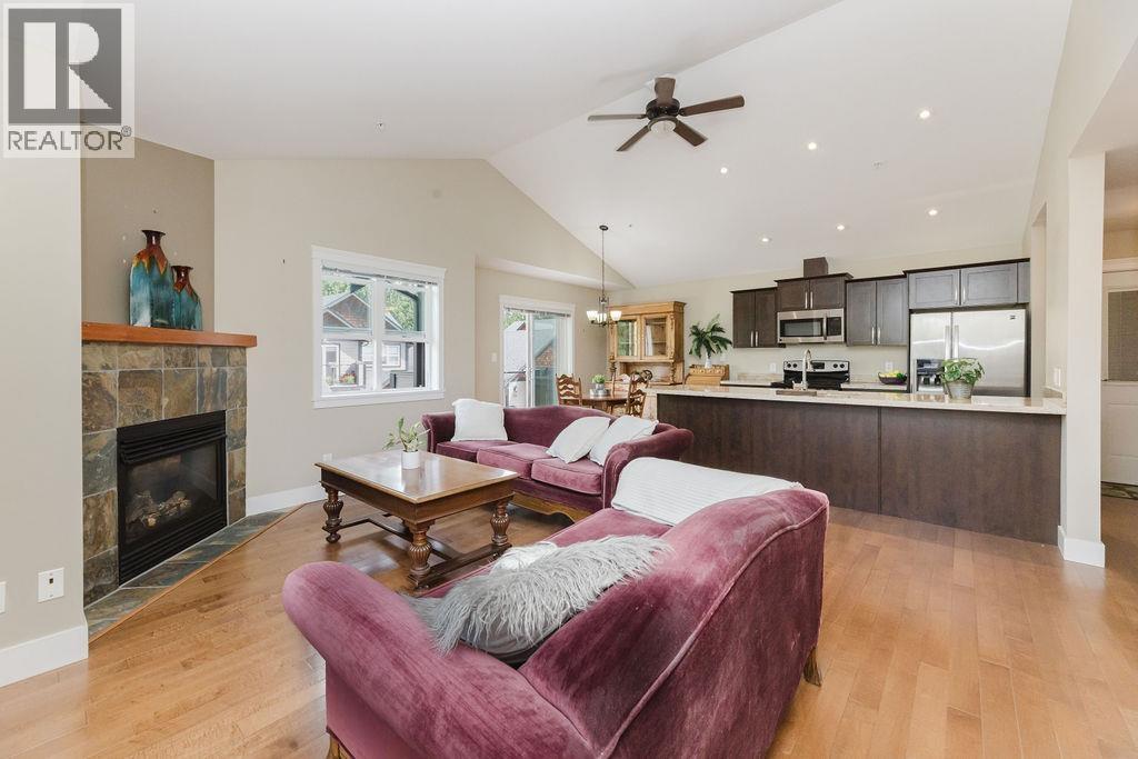 201 518 SHAW ROAD, Gibsons