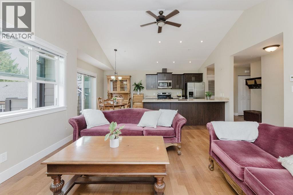 201 518 SHAW ROAD, Gibsons