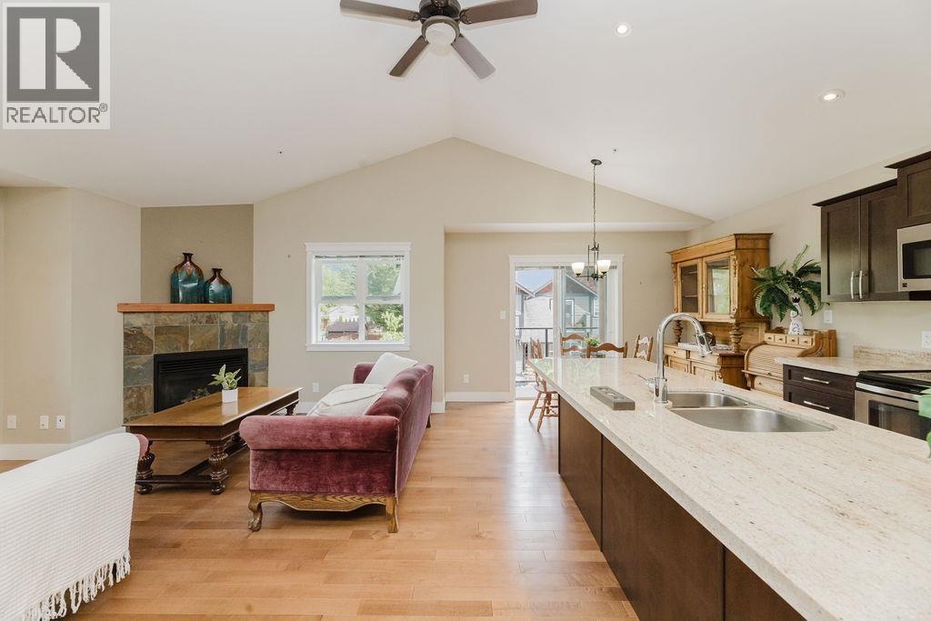 201 518 SHAW ROAD, Gibsons