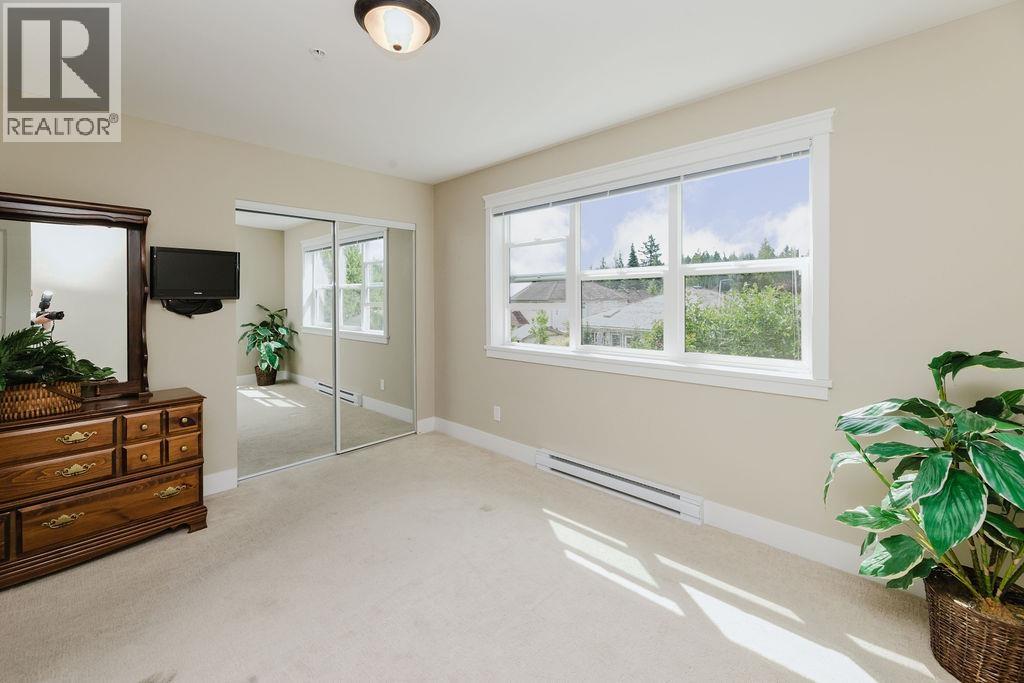 201 518 SHAW ROAD, Gibsons