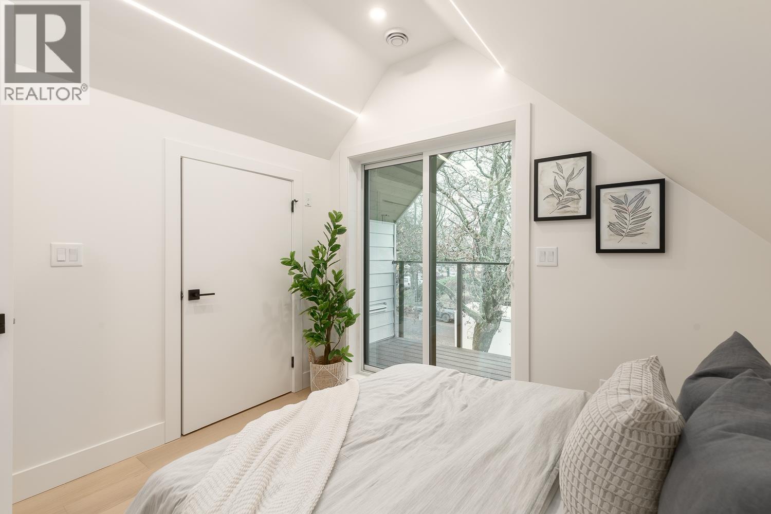 1 3508 E PENDER STREET, Vancouver