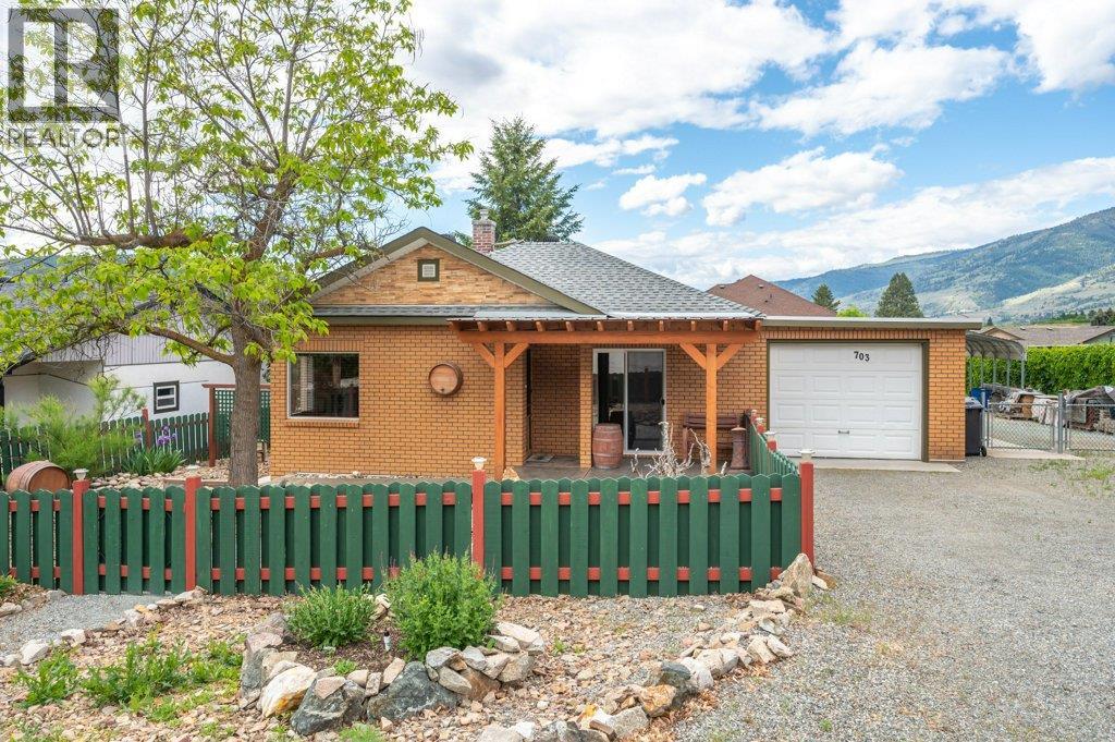 703 Similkameen Avenue, Oliver