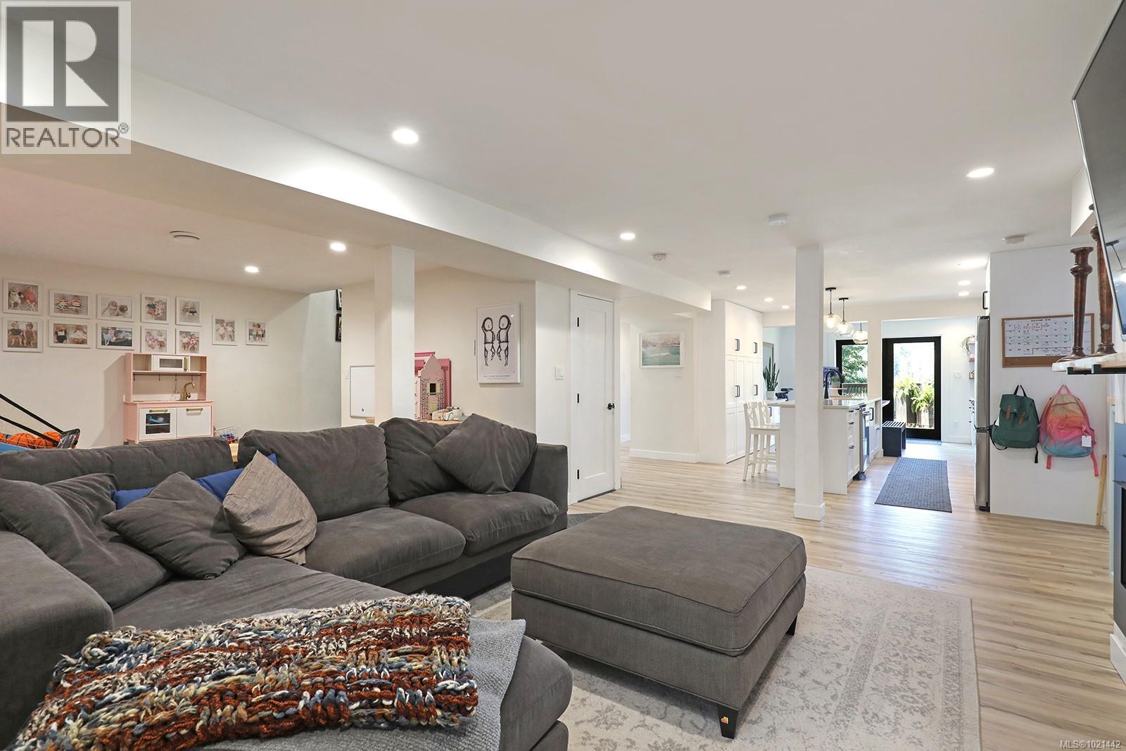 7703 Tozer Rd, Fanny Bay