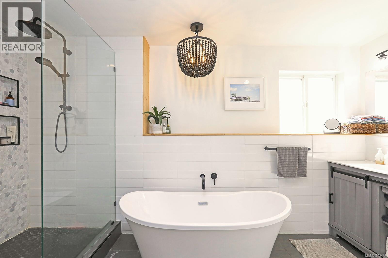 7703 Tozer Rd, Fanny Bay