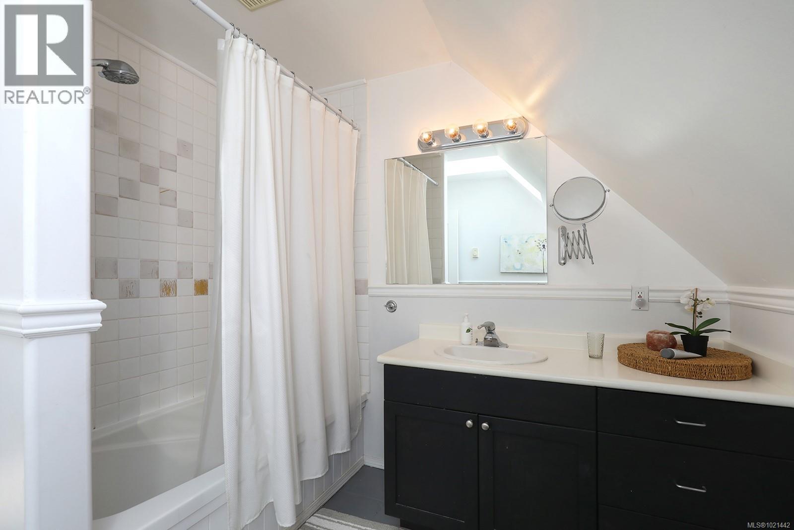 7703 Tozer Rd, Fanny Bay