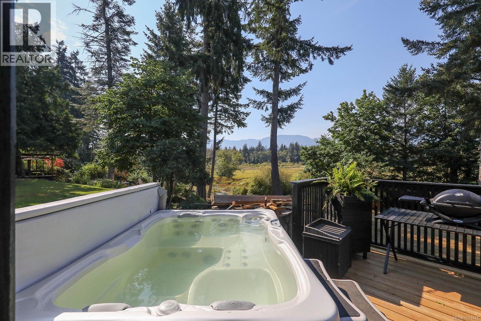 7703 Tozer Rd, Fanny Bay