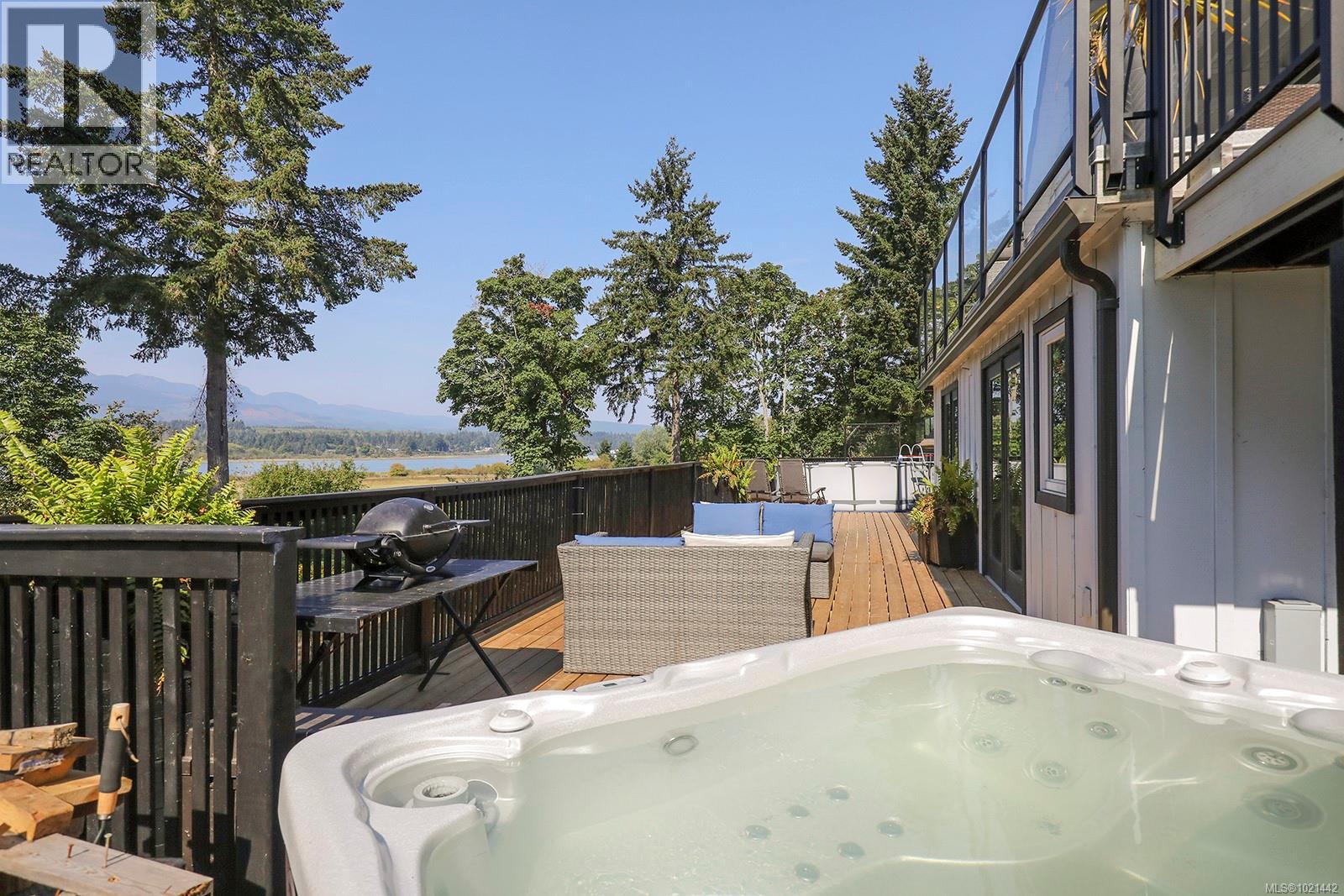 7703 Tozer Rd, Fanny Bay