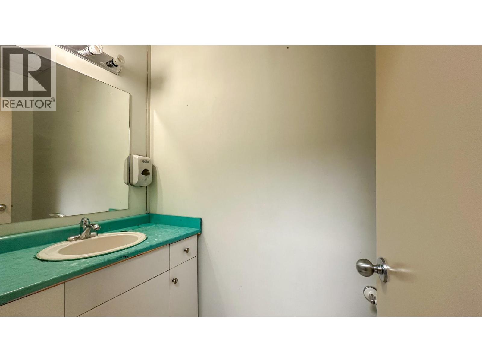 102B 200 Dougall Road North, Kelowna