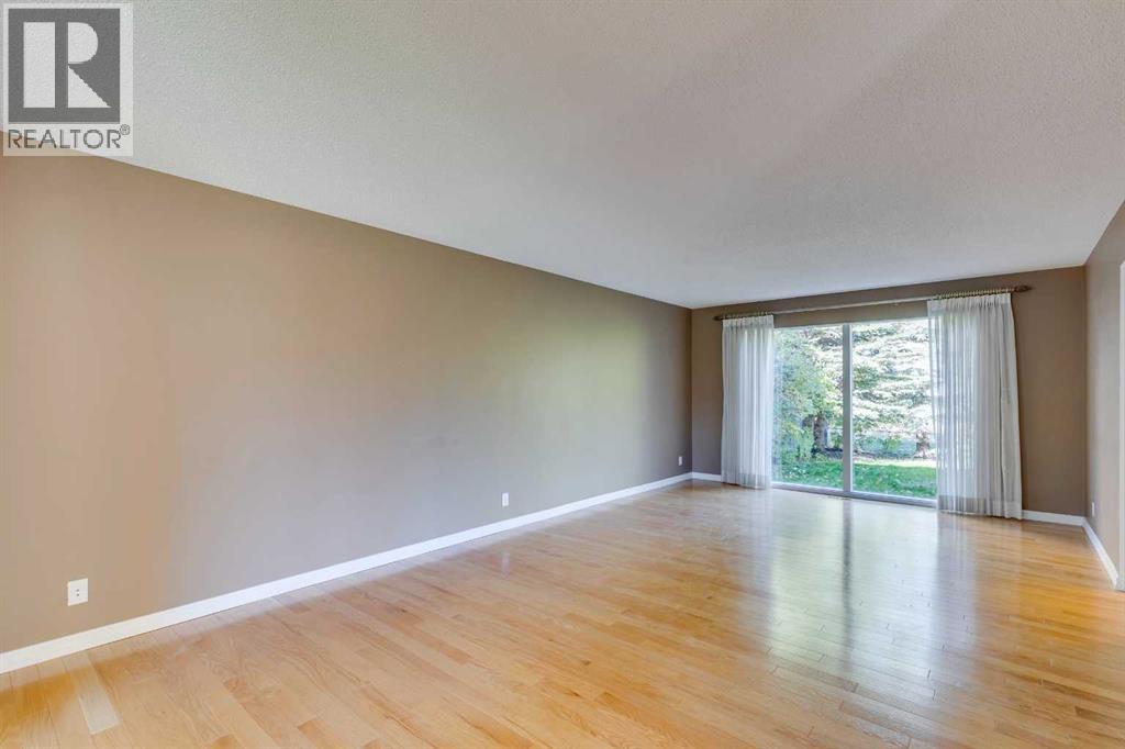 Single Family House for Sale in  Varsity Estates Road NW Varsity Calgary 