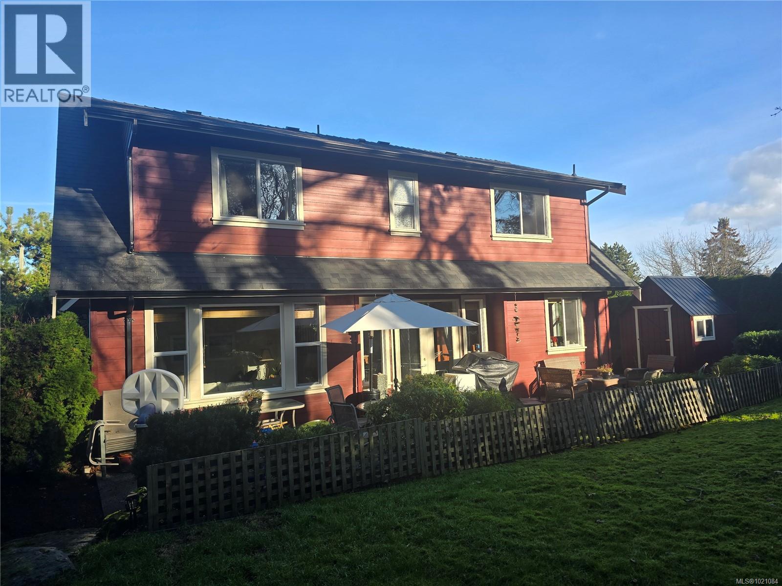  935 Lodge Avenue, Saanich