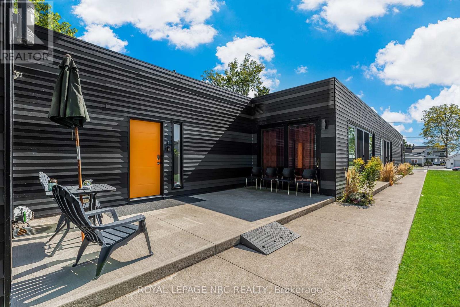 888 Edgemere photo 3