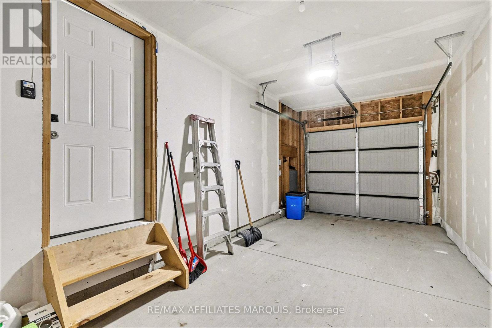 44 WHITCOMB CRESCENT - 27
