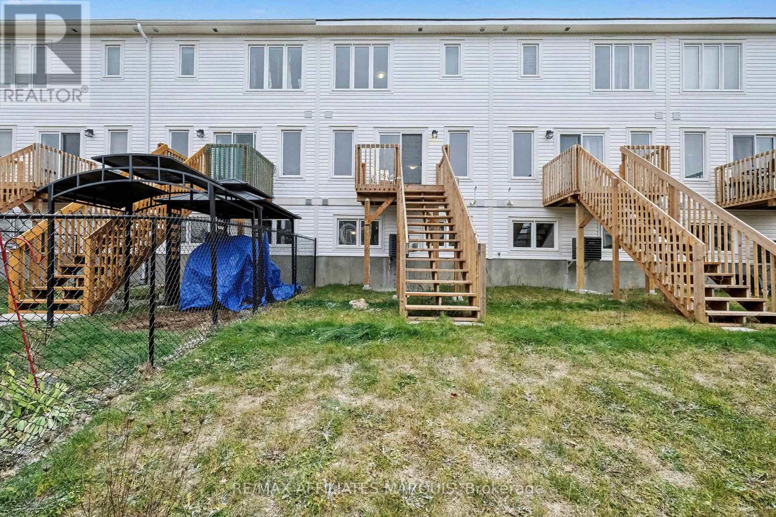44 WHITCOMB CRESCENT - 29