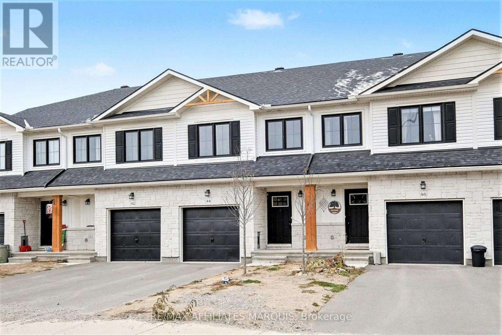 44 WHITCOMB CRESCENT - 3