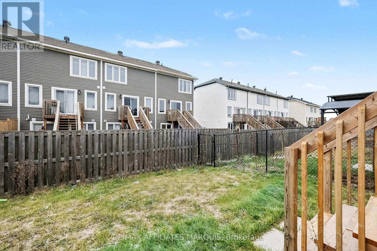 44 WHITCOMB CRESCENT - 30