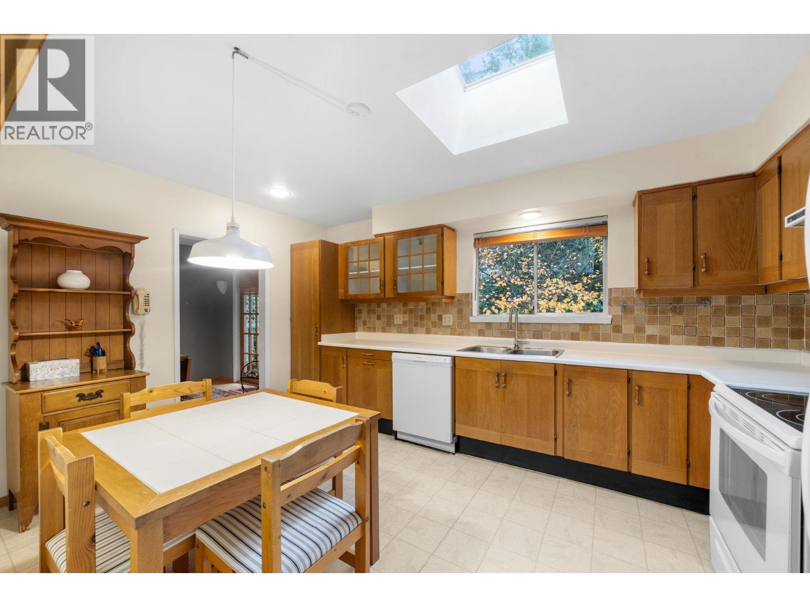 2086 TOMPKINS CRESCENT, North Vancouver