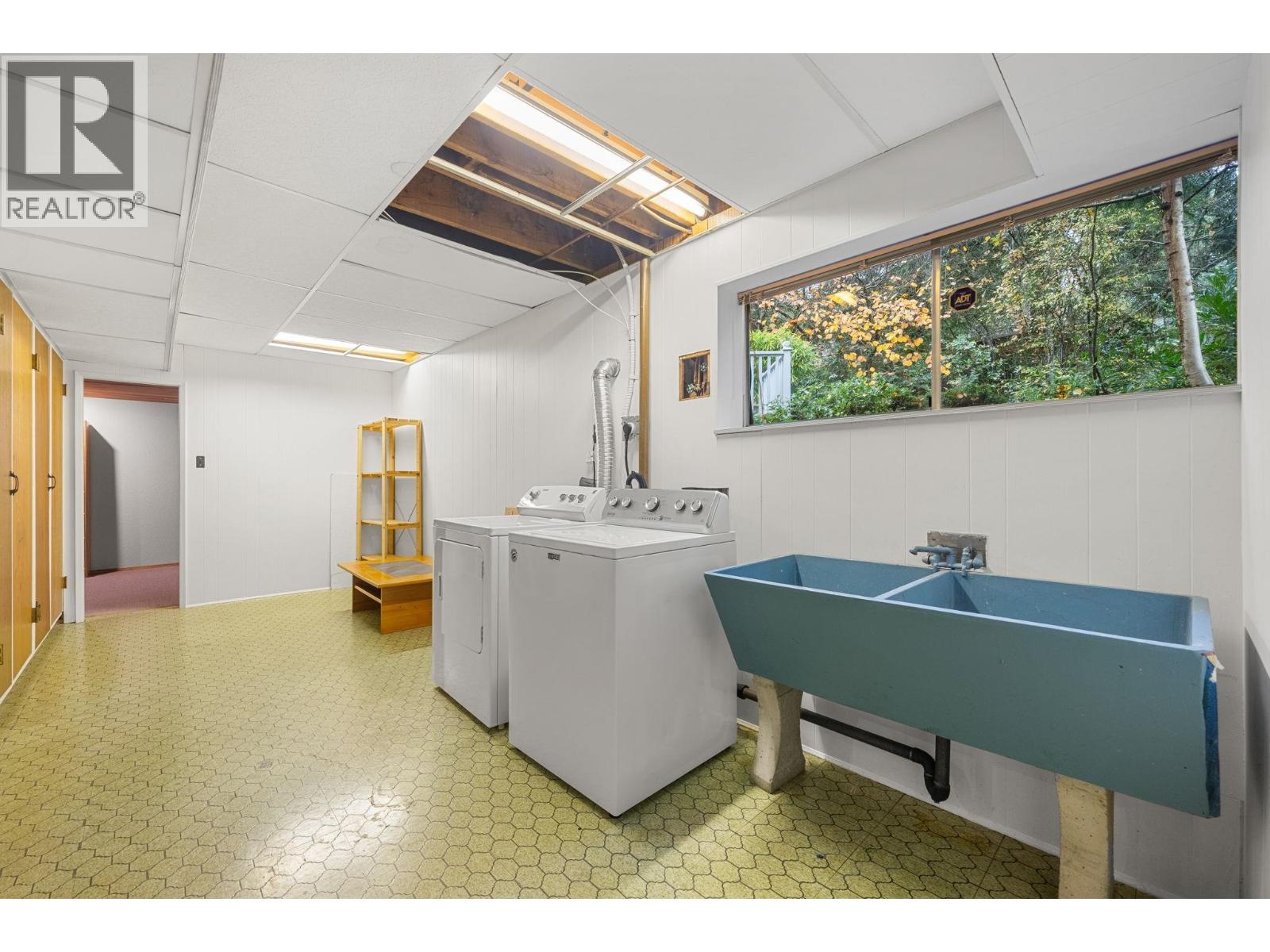 2086 TOMPKINS CRESCENT, North Vancouver