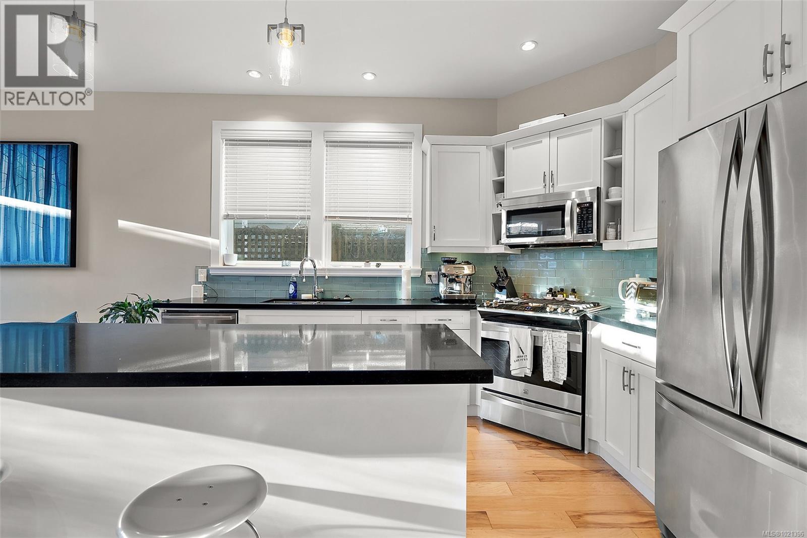  1489B Myrtle Avenue, Victoria