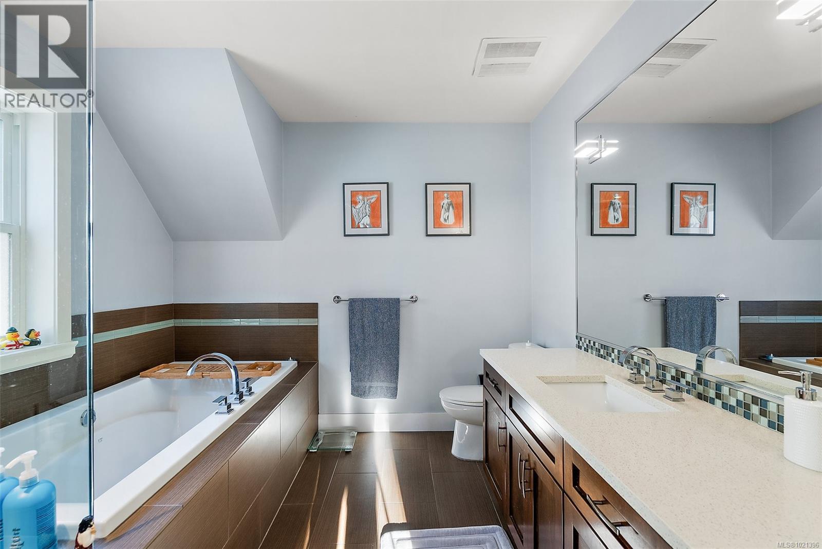  1489B Myrtle Avenue, Victoria