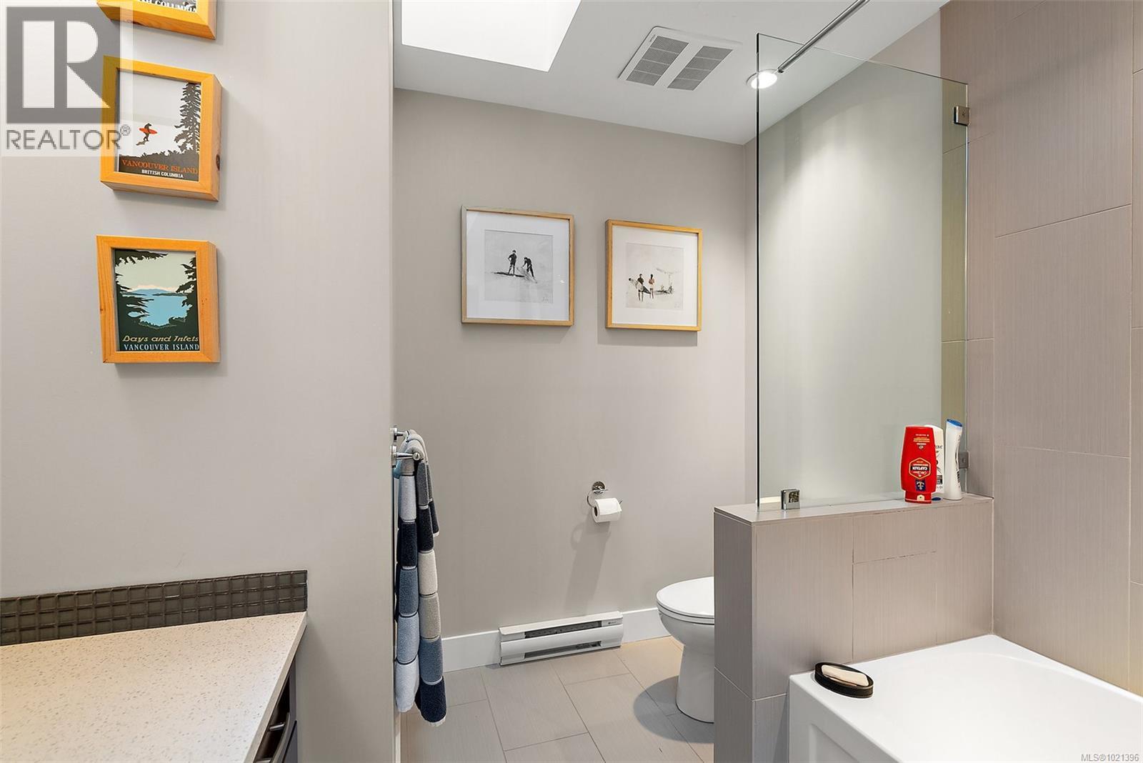  1489B Myrtle Avenue, Victoria