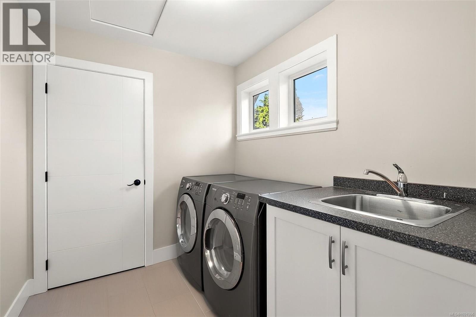  1489B Myrtle Avenue, Victoria