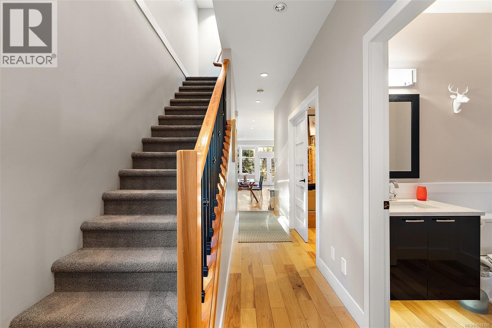  1489B Myrtle Avenue, Victoria