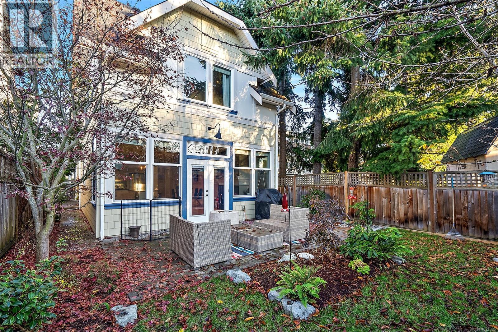  1489B Myrtle Avenue, Victoria