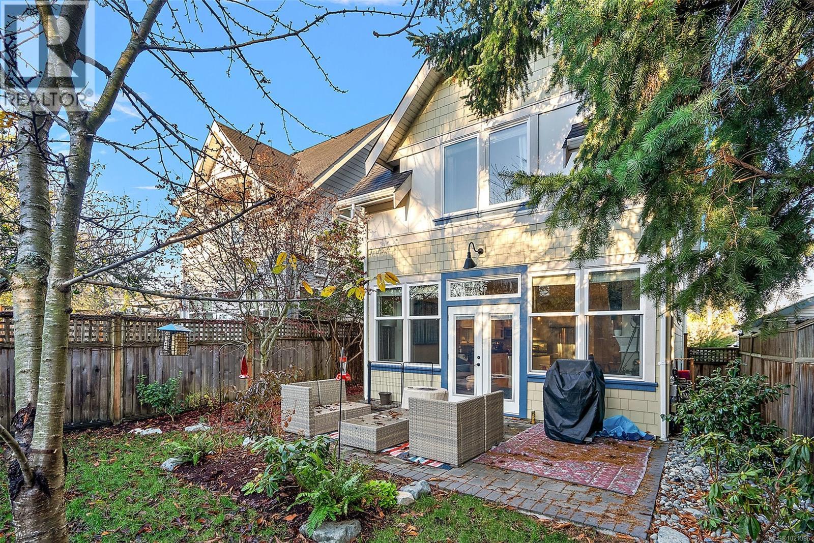  1489B Myrtle Avenue, Victoria