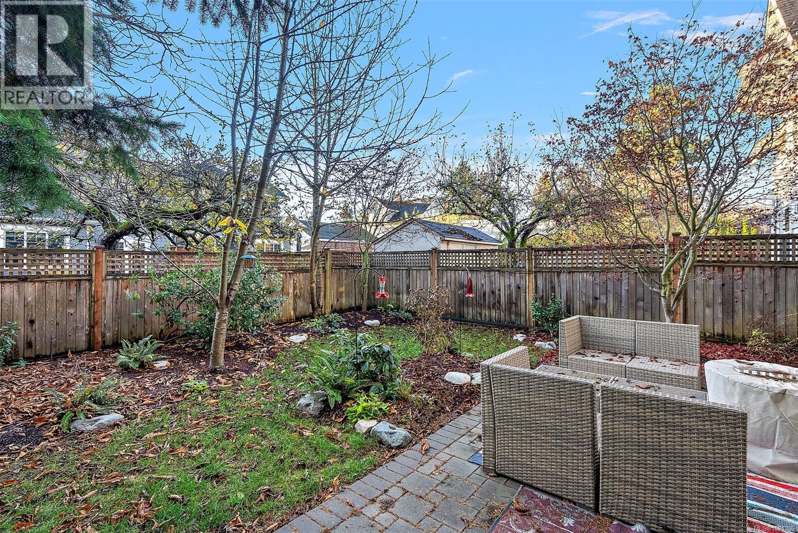  1489B Myrtle Avenue, Victoria