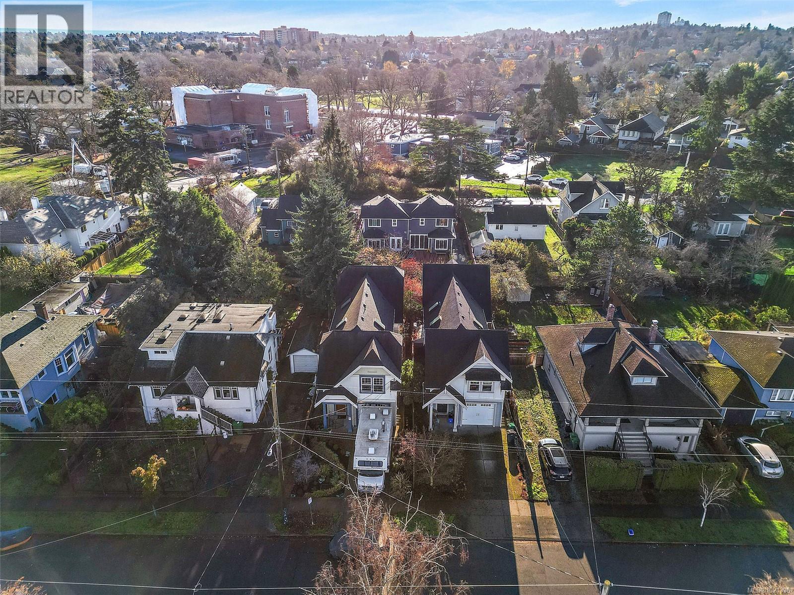  1489B Myrtle Avenue, Victoria