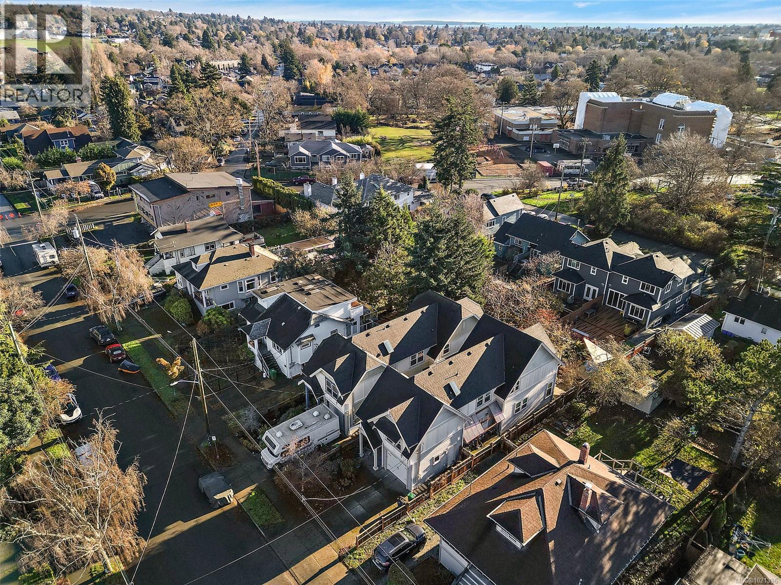  1489B Myrtle Avenue, Victoria