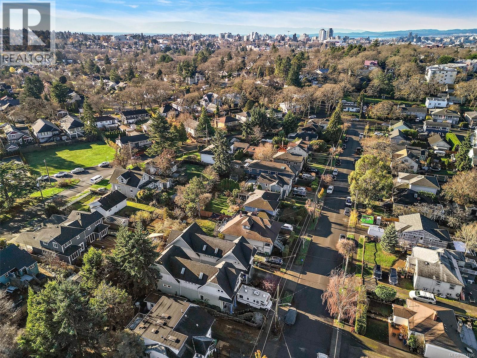  1489B Myrtle Avenue, Victoria