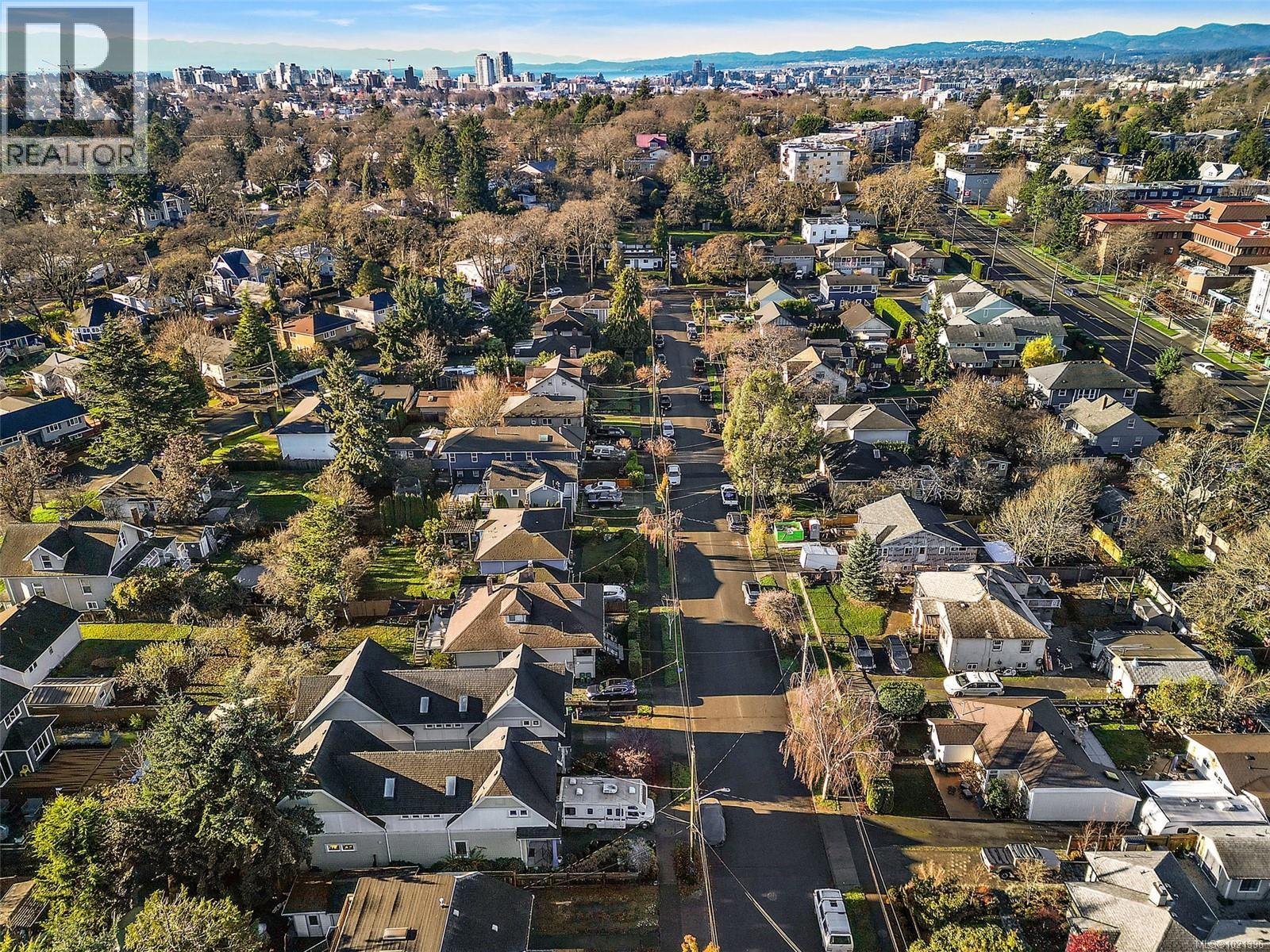  1489B Myrtle Avenue, Victoria